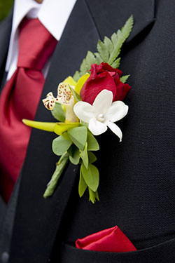 Ansteckblumen am Hochzeitsanzug